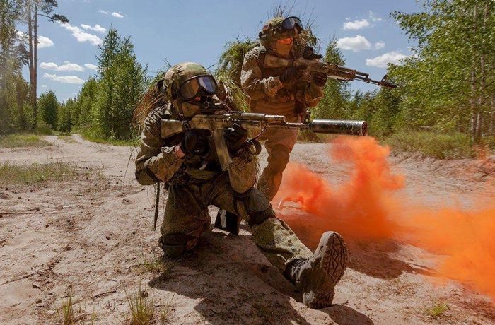 Vì vậy, sau khi binh lính Tiểu đoàn Azov không đào được đường hầm để trốn thoát, họ đã bị pháo kích bằng dây nổ hạng nặng của quân Nga. Các boongke và hầm ngầm kiên cố, đã làm những vũ khí hạng nặng của quân Nga bất lực, và với UR-77 có thể coi là loại “vũ khí đặc trị”.
