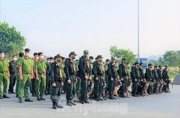 Đáng chú ý, ngoài việc huy động sức mạnh tổng hợp từ nhiều lực lượng còn có sự tham gia của hàng chục chú chó nghiệp vụ làm tăng sức mạnh chiến đấu trong quá trình đấu tranh với các loại tội phạm, ma túy, tệ nạn xã hội,… thể hiện tinh thần cương quyết, bản lĩnh, tinh nhuệ, quyết liệt ngăn chặn để không phát sinh tình huống bất ngờ, kéo giảm tội phạm.
