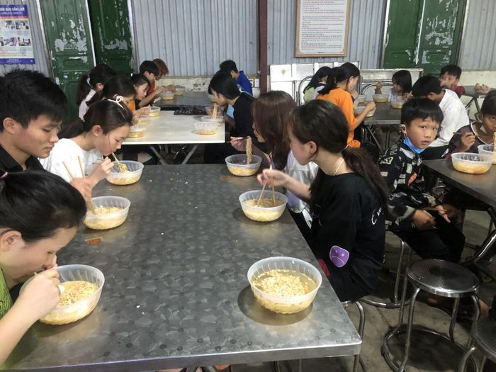 Bữa ăn bồi dưỡng cho học sinh trường TPDTBT TH &amp; THCS A Mú Sung huyện Bát Xát (Lào Cai) - Ảnh PĐ.