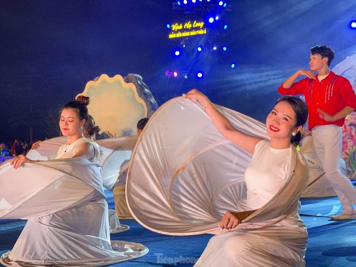 Những diễn viên không chuyên đa số là người dân địa phương trực tiếp tham gia biểu diễn.