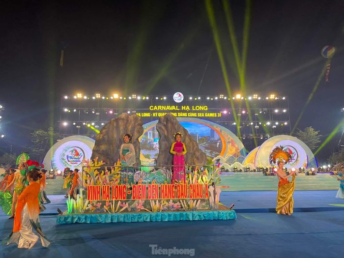 Với trên 2.000 diễn viên tham gia biểu diễn chương trình văn nghệ tại Carnaval Hạ Long 2022, trong đó có các ca sĩ Sao Mai như Nguyễn Ngọc Anh, Tô Minh Thắng, Tố Hoa, Minh Quân... với những ca khúc trẻ trung, sôi động, đa sắc màu đã mang lại bữa tiệc văn hóa đa sắc màu, thổi bùng không khí tươi trẻ của Du lịch hè Hạ Long - Quảng Ninh 2022.