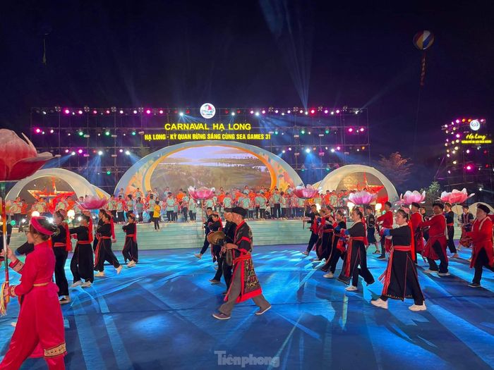Điểm nổi bật của Carnaval Hạ Long 2022 là màn trình diễn nghệ thuật đặc sắc, quảng bá, tôn vinh vẻ đẹp, giá trị di sản - kỳ quan thiên nhiên thế giới vịnh Hạ Long, văn hóa, con người, vùng đất di sản, là lời chào từ thành phố biển Hạ Long - thành phố du lịch sạch ASEAN.