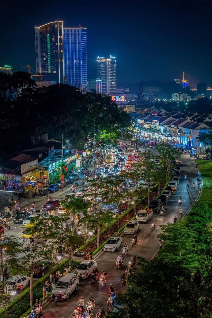 Hình ảnh đông đúc người dân và du khách tại Hạ Long hứa hẹn một mùa du lịch khởi sắc.