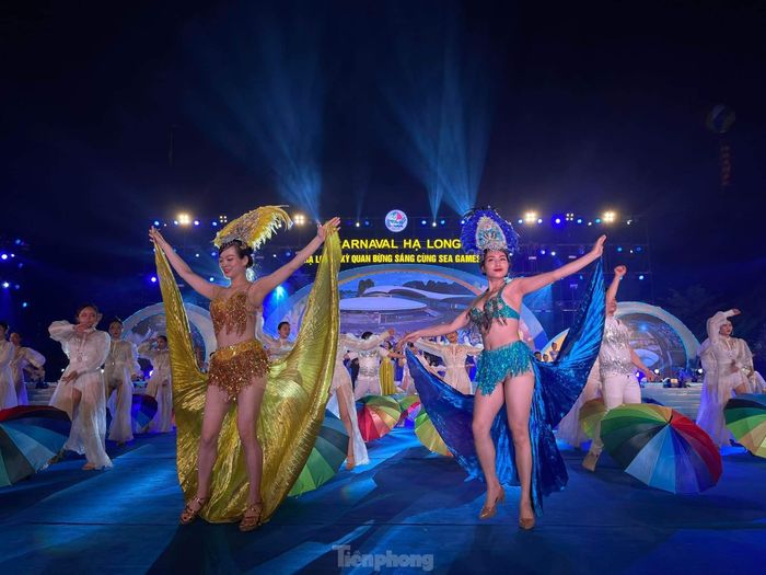 Với hơn 2.000 diễn viên chuyên nghiệp và không chuyên đã tạo nên một Carnaval Hạ Long rực rỡ sắc màu.
