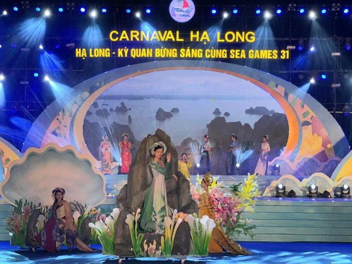 Hòa cùng phần vũ hội đường phố Hạ Long bừng sáng đón Sea Games 31, đón chào mùa du lịch hè là sự tham gia của chính những người dân Hạ Long - những sứ giả truyền đi nụ cười Hạ Long thân thiện, mến khách đến du khách bốn phương.