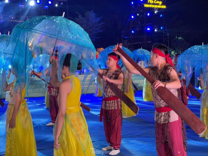 Carnaval Hạ Long 2022 được chia làm 4 phần: Khai hội, phần lễ, chương trình nghệ thuật sân khấu và phần diễn Carnaval.