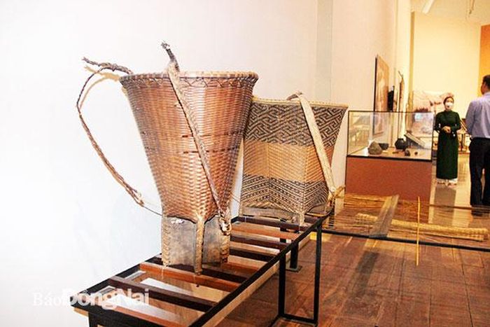 Những chiếc gùi là vật dụng quen thuộc của người Ê Đê