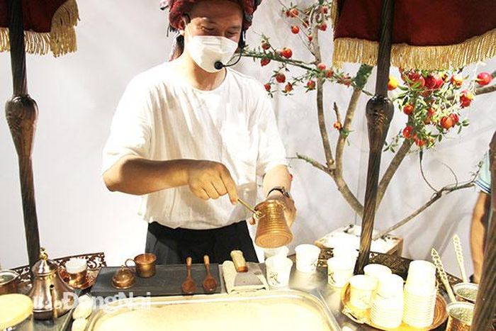 Đến với Bảo tàng Thế giới cà phê, du khách còn được thưởng thức những ly cà phê được pha chế theo nhiều phong cách khác nhau
