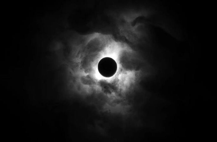 Mặt trăng đen hiện hình trong nhật thực. (Ảnh: NASA)