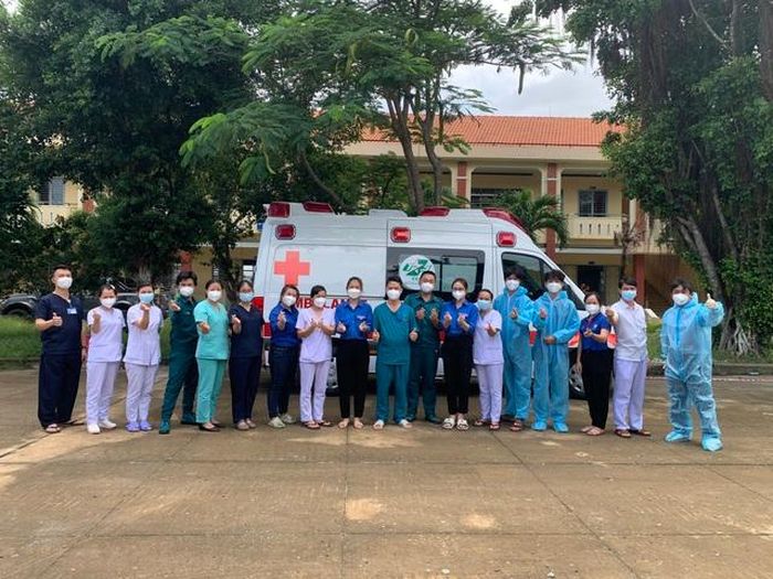Tổ tiêm vaccine lưu động thể hiện quyết tâm nhanh chóng hoàn thành nhiệm vụ.