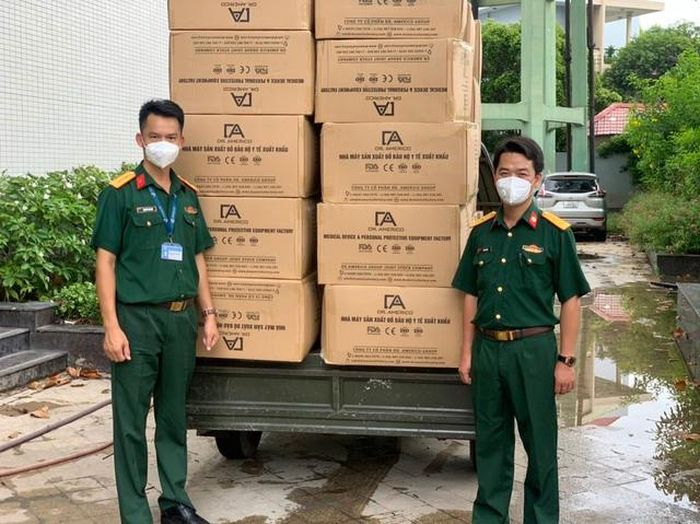 Tiếp nhận các thiết bị phòng dịch từ các mạnh thường quân hỗ trợ bệnh viện.