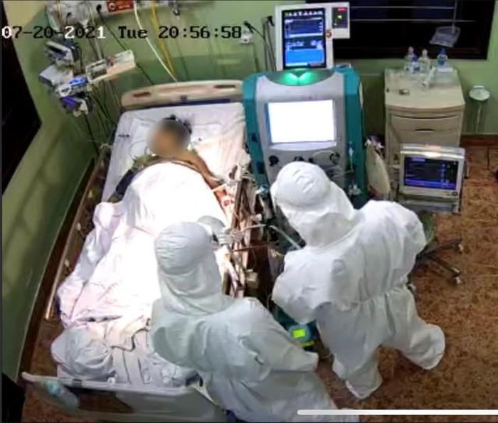 Theo dõi một ca bệnh nặng trong phòng hồi sức tích cực.