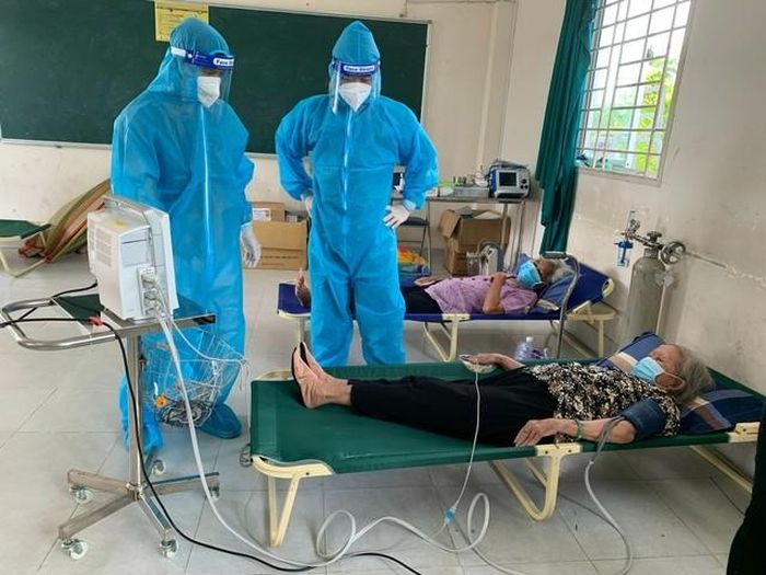 Theo dõi các bệnh nhân trong khu thu dung điều trị người bệnh COVID.