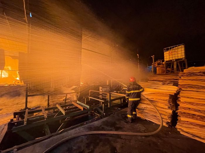 Phía trong khu xưởng có nhiều vật liệu gỗ được dát mỏng, dễ bắt lửa. Ảnh: H.Q.