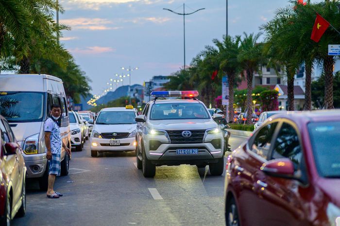  Khoảng 18h30 khi bãi tắm đóng cửa, ôtô vẫn đỗ hàng dài trên đường, lực lượng CSGT liên tục bắc loa yêu cầu các phương tiện di chuyển không đỗ dưới lòng đường. 