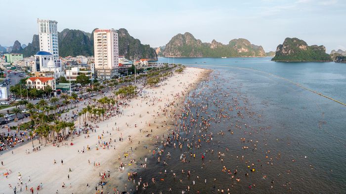  Đến chiều muộn, khi nắng nóng đỡ gay gắt, bãi biển dài gần 900 m chật kín người xuống tắm biển. 