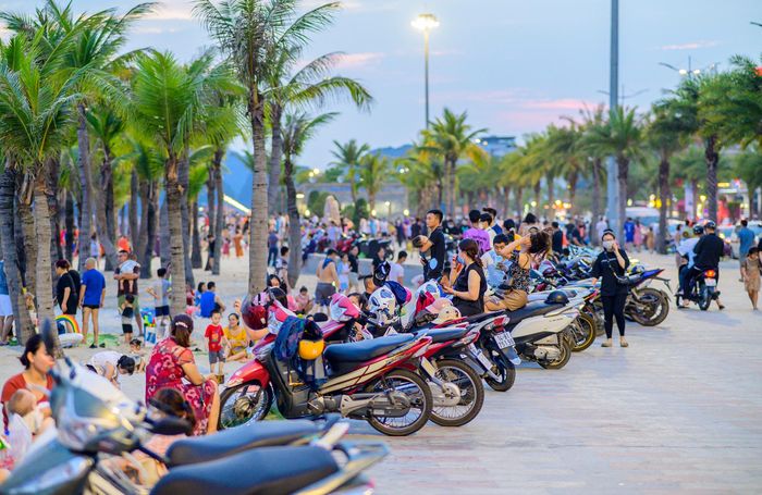  Xe máy xếp tràn lan trên vỉa hè lấn chiếm không gian của người đi bộ. "Em biết khu vực vỉa hè có biển cấm để xe máy, nhưng bãi đỗ xe nằm cách khu vực này hơn 500 m và quá xa. Những chỗ nhận trông xe đối diện bãi tắm đã đầy không nhận trông thêm nên em bắt buộc phải để xe ở đây", Thái Long (25 tuổi), trú phường Hồng Hải cho biết. 