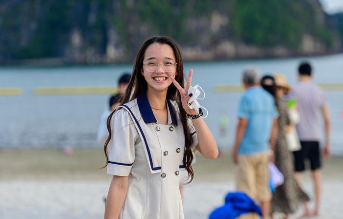  Trúc Linh (17 tuổi), trú TP Hạ Long cho biết tranh thủ ra biển với nhóm bạn cùng lớp để chụp ảnh kỷ yếu. "Trường em ngay đối diện bãi tắm, lâu lắm rồi em mới thấy bãi biển đông và sầm uất như thế này", Linh chia sẻ. 