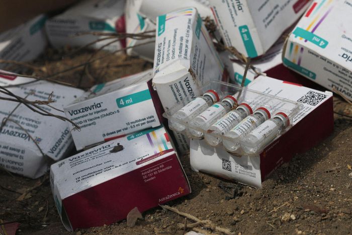Nigeria đã phải hủy bỏ nhiều lọ vaccine Covid-19 do không tiêm kịp. Ảnh: Reuters.