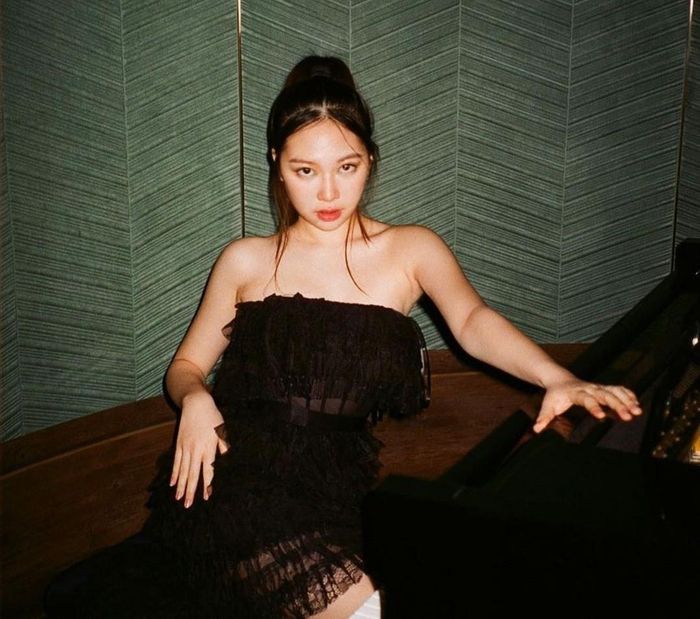 Ngoài chiều cao nổi bật, cô còn được khen có ngũ quan thu hút, tỷ lệ cơ thể hoàn hảo với vóc dáng thanh mảnh và vòng eo thon nhỏ. Ái nữ của tài tử Diệp Vấn sở hữu gương mặt có nhiều nét giống người mẹ hoa hậu Uông Thi Thi.