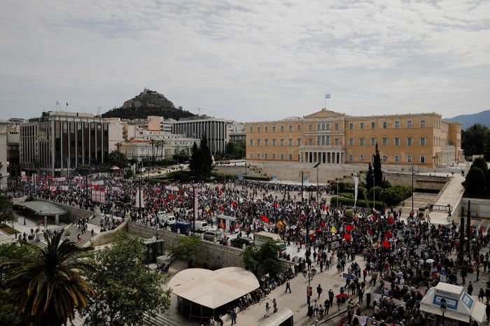  Tại thủ đô Athens, hàng trăm người tham gia cuộc biểu tình nhân kỷ niệm ngày Quốc tế Lao động. Trước đó đầu tháng 4, hàng nghìn người đã biểu tình phản đối tình trạng chi phí sinh hoạt tăng cao. Chính phủ Hy Lạp vừa phải tung ra gói cứu trợ 4,37 tỷ USD để hỗ trợ người lao động, nhưng những người biểu tình cho rằng số tiền trên là quá nhỏ. 