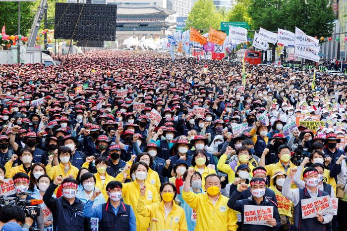 Tại thủ đô Seoul, hàng nghìn công nhân thành viên Liên hiệp Công đoàn Thương nghiệp Hàn Quốc tham gia cuộc tuần hành. 