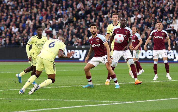  Gabriel ấn định thắng lợi cho Arsenal. Ảnh: Reuters. 