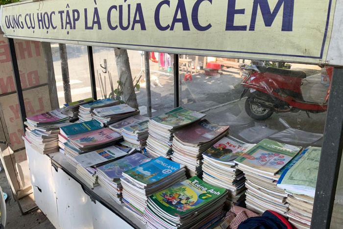Tủ sách được chú xếp gọn gàng để trước cửa.
