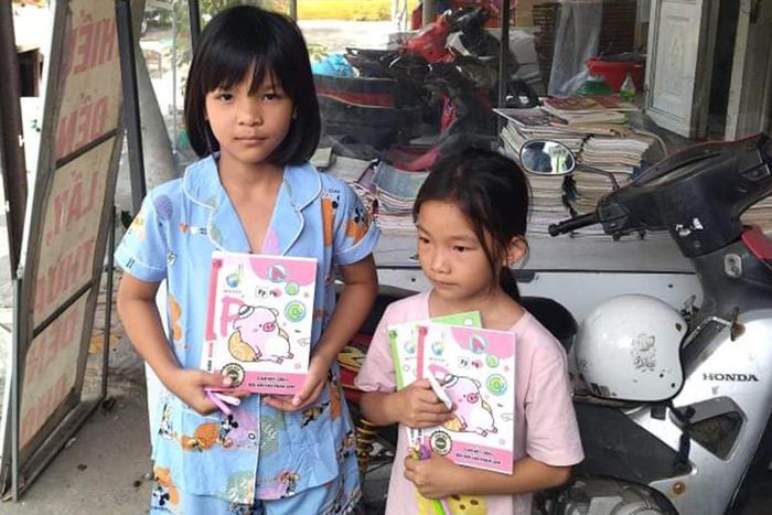 Vở mới cho các em nhỏ.