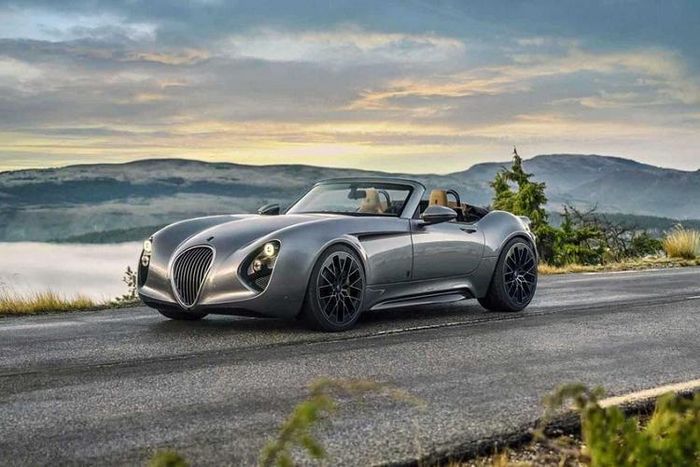 Trên thực tế, mẫu xe Wiesmann Project Thunderball mui trần đẹp mắt này thậm chí còn không trang bị một động cơ đốt trong nào cả vì nó sẽ chạy hoàn toàn bằng điện. Một sự thực thú vị khác về Project Thunderball là hai mô tơ điện của nó không tạo nên hệ dẫn động AWD, vì trong thiết lập ở đây, cả hai đều được gắn ở phía sau.