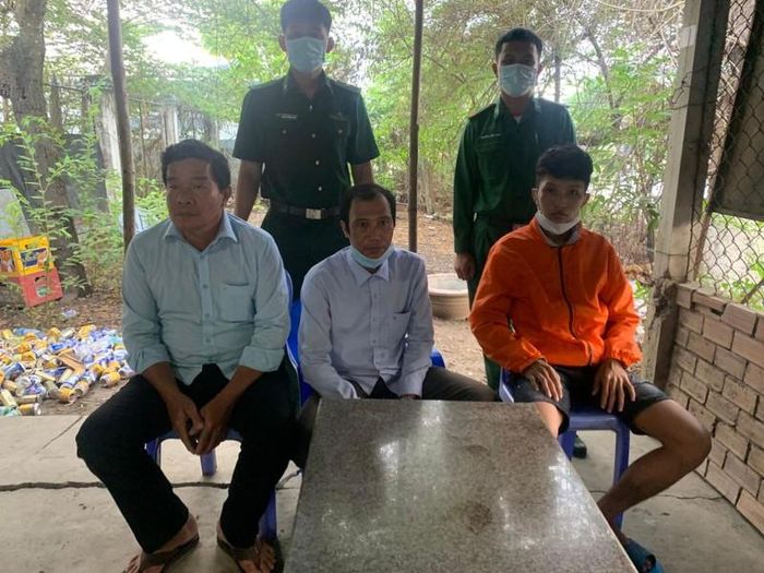 Các đối tượng tham gia cờ bạc tạm giữ tại hiện trường.
