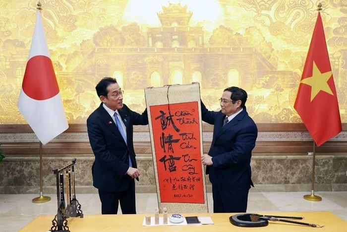  Thủ tướng Phạm Minh Chính tặng Thủ tướng Nhật Bản Kishida Fumio bức thư pháp "Chân thành-Tình cảm-Tin cậy." (Ảnh: Dương Giang/TTXVN) 