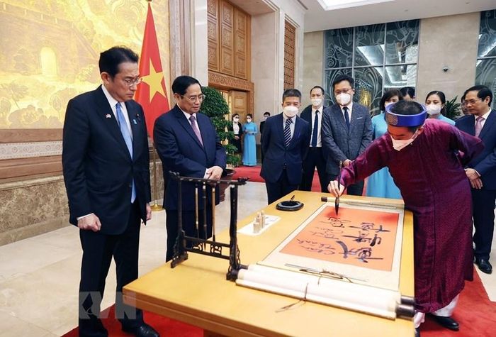  Thủ tướng Phạm Minh Chính và Thủ tướng Nhật Bản Kishida Fumio xem viết thư pháp. (Ảnh: Dương Giang/TTXVN) 