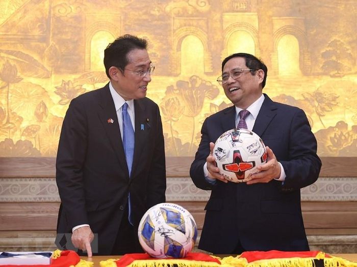 Thủ tướng Phạm Minh Chính và Thủ tướng Nhật Bản Kishida Fumio với tặng phẩm là hai quả bóng có chữ ký của đội tuyển bóng đá hai nước. (Ảnh: Dương Giang/TTXVN) 