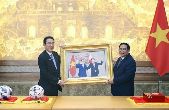  Thủ tướng Phạm Minh Chính tặng lưu niệm cho Thủ tướng Nhật Bản Kishida Fumio. (Ảnh: Dương Giang/TTXVN) 