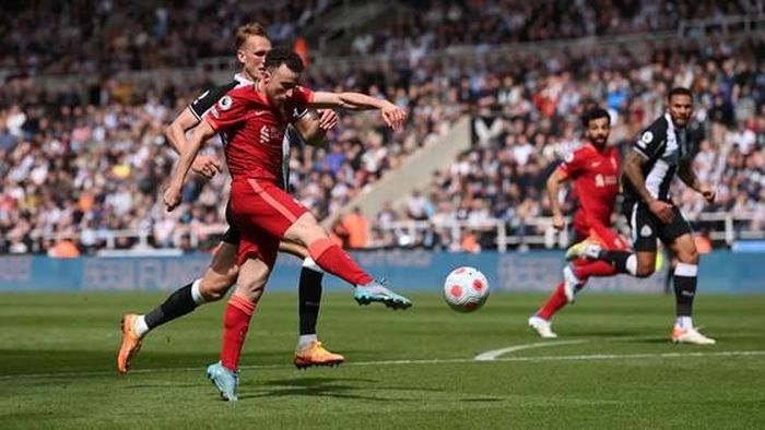 Diogo Jota tung cú sút mạnh trong khu cấm nhưng Dubravka xuất sắc cản phá