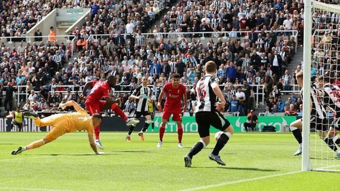 Naby Keita rê bóng qua thủ thảnh Dubravka để sút bóng qua 3 hậu vệ về chắn trong khung thành