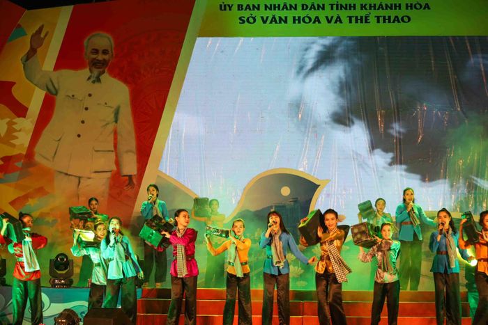 Hình ảnh những cô gái của đô thị Sài Gòn năm xưa đã không quản vất vả, khó khăn để đi tải đạn, tiếp viện cho quân giải phóng đã trở thành biểu tượng cho tinh thần cách mạng của nhân dân Việt Nam. 