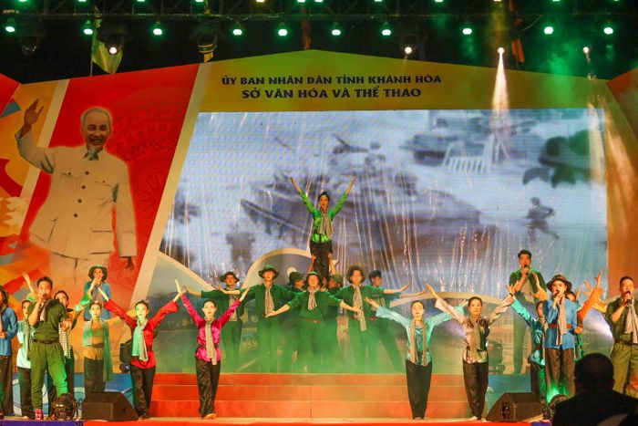 Trong những ngày kháng chiến, mọi tầng lớp nhân dân Việt Nam đã xung phong ra tuyến đầu với niềm tin về tương lai độc lập, hòa bình và ấm no của đất nước. 