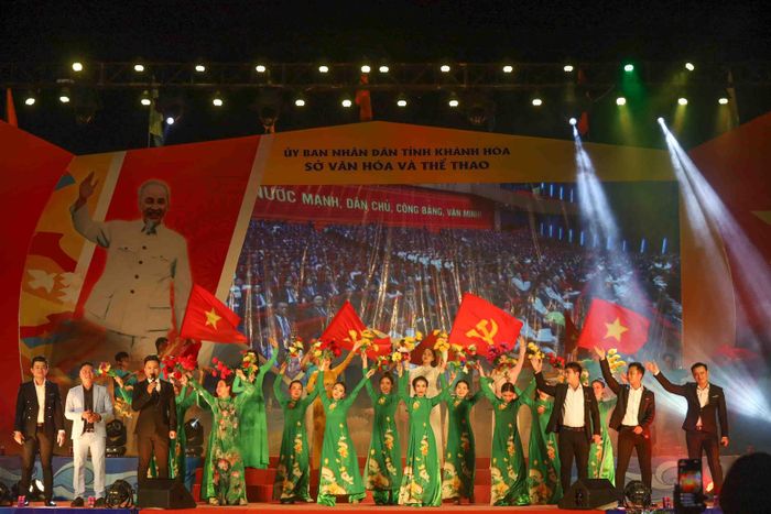 Ngày 30-4 cách đây 47 năm đã ghi dấu son chói lọi vào trang sử vẻ vang của dân tộc Việt Nam. Đó là ngày Đất nước trọn niềm vui để bước sang trang mới - kiến thiết, xây dựng đất nước phồn vinh, giàu mạnh. 