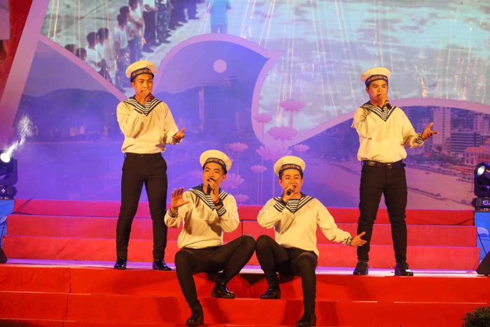 Giữa tuyến đầu biển đảo Tổ quốc, những người lính hải quân nhân dân Việt Nam vẫn ngày đêm bảo vệ bình yên cho đất nước. Tổ quốc nhìn từ biển càng đẹp hơn trong đôi mắt, tâm hồn của người lính biển.