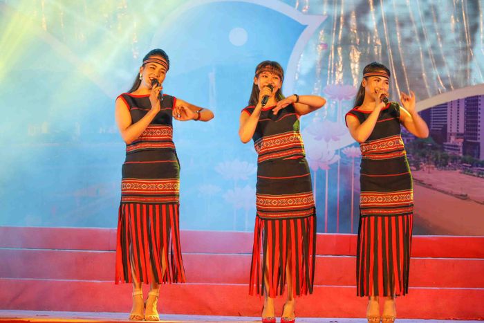 Tinh thần lạc quan và niềm tin chiến thắng cũng được đồng bào Pa Cô, Vân Kiều ở miền núi rừng cao nguyên thể hiện thông qua hình ảnh chiếc đàn ta lư luôn bên mình trên đường đi đánh giặc. 