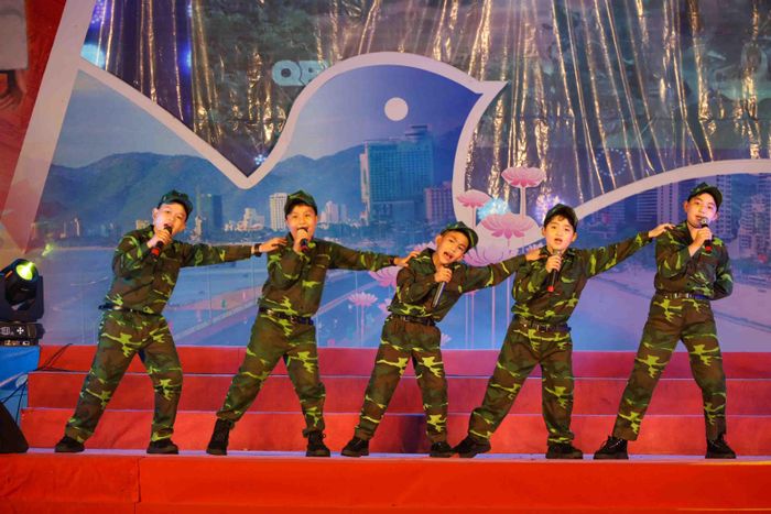 Nhóm thiếu nhi biểu diễn ca khúc Năm anh em trên một chiếc xe tăng đầy sinh động và hồn nhiên. 