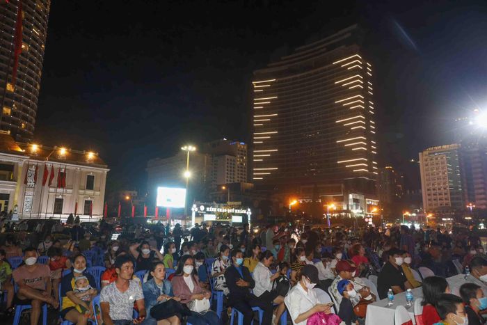 Trong khoảng thời gian 90 phút, chương trình nghệ thuật Ngày hội non sông đã thu hút đông đảo khán giả đã đến xem và cổ vũ cho các nghệ sĩ. 