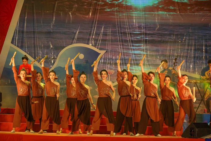 Đất nước Việt Nam tươi đẹp với hơn 3.000 hòn đảo lớn nhỏ giữa Biển Đông vừa là nhà, là quê hương cho biết bao thế hệ với tình yêu biển đảo Tổ quốc thân yêu. 