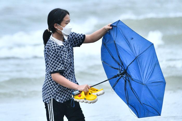 Gió lớn làm những phương tiện che chắn mỏng manh gặp sự cố. Dưới biển sóng lại khá mạnh khiến nhiều người ngại xuống tắm, chỉ nghịch nước phía gần bờ.