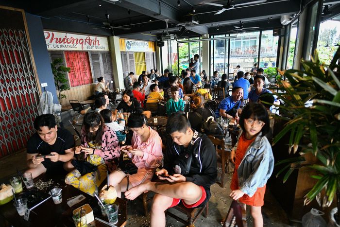 Trong khi đó, nhiều người chọn phương án "nhàn nhã" hơn bằng việc tới các quán cà phê, tiệm đồ ăn ven biển để tận hưởng không khí se lạnh.