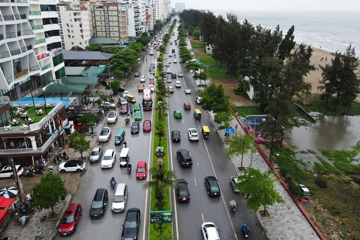 Tại trục đường chính ven biển, lượng phương tiện di chuyển tăng cả chiều đi và chiều về gây ra tình trạng ùn ứ kéo dài.