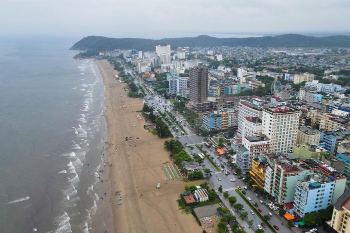 Ngày 1/5, thời tiết tại nhiều tỉnh thành thay đổi do ảnh hưởng của không khí lạnh. Tại vùng biển Sầm Sơn (Thanh Hóa), ngay từ rạng sáng, trời đổ mưa lớn, thời tiết chuyển lạnh đột ngột.
