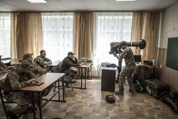 Lớp học sử dụng tên lửa chống tăng Javelin ở Zaporizhzhia, Ukraine. Ảnh: Wall Street Journal.